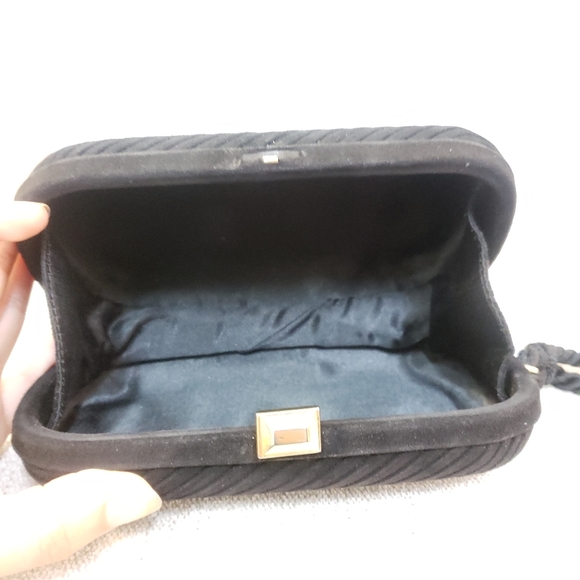 Bottega Veneta Suede Black Diagonal Lines Clutch. - Picture 4 of 7